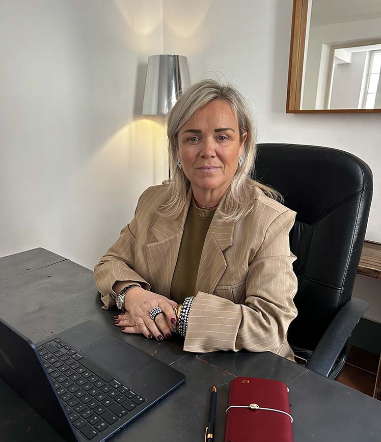 Élodie, spécialiste en droit immobilier et droit de la famille, intervenant en appui juridique au sein du Cabinet Ferretti