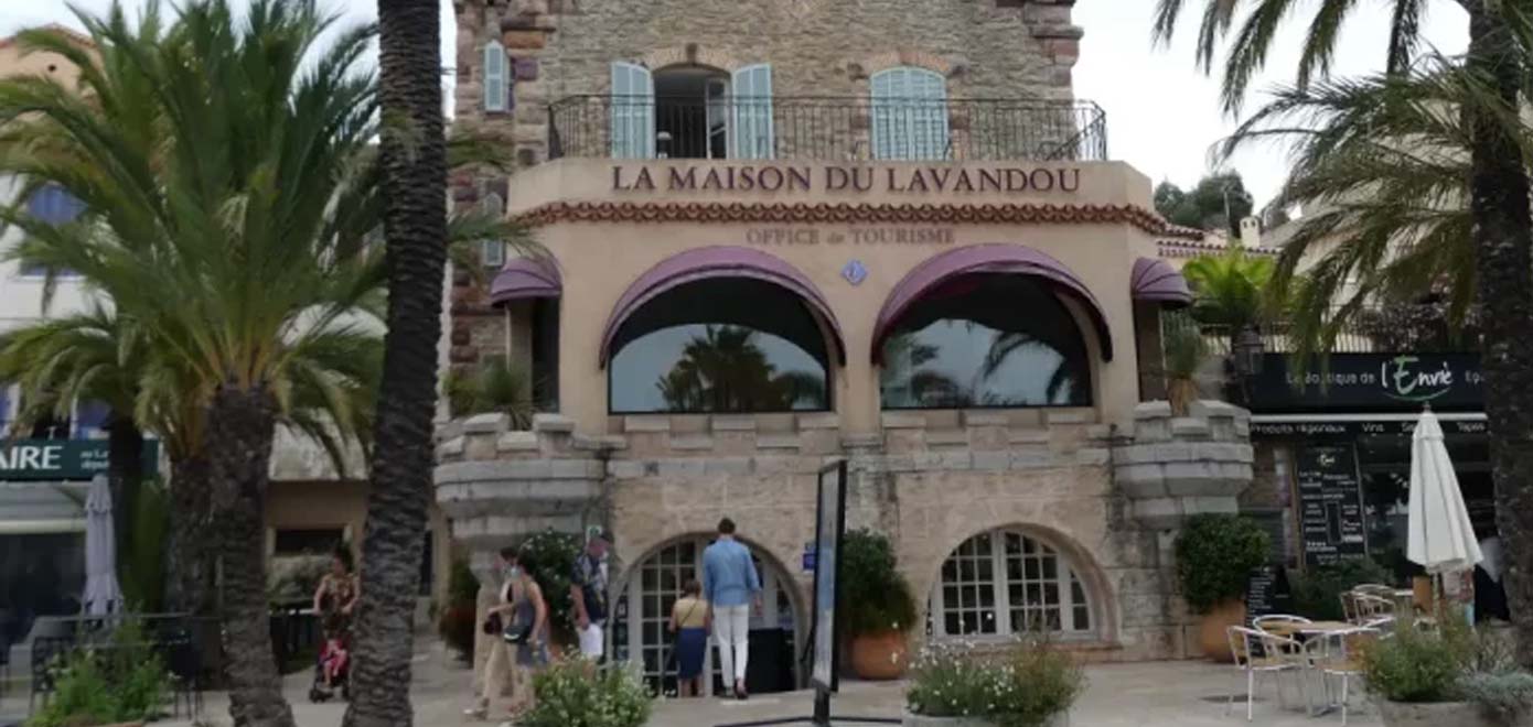 Locaux commerciaux La Maison du Lavandou au Lavandou dans le Var, bâtiment touristique évalué dans le cadre d’une expertise immobilière