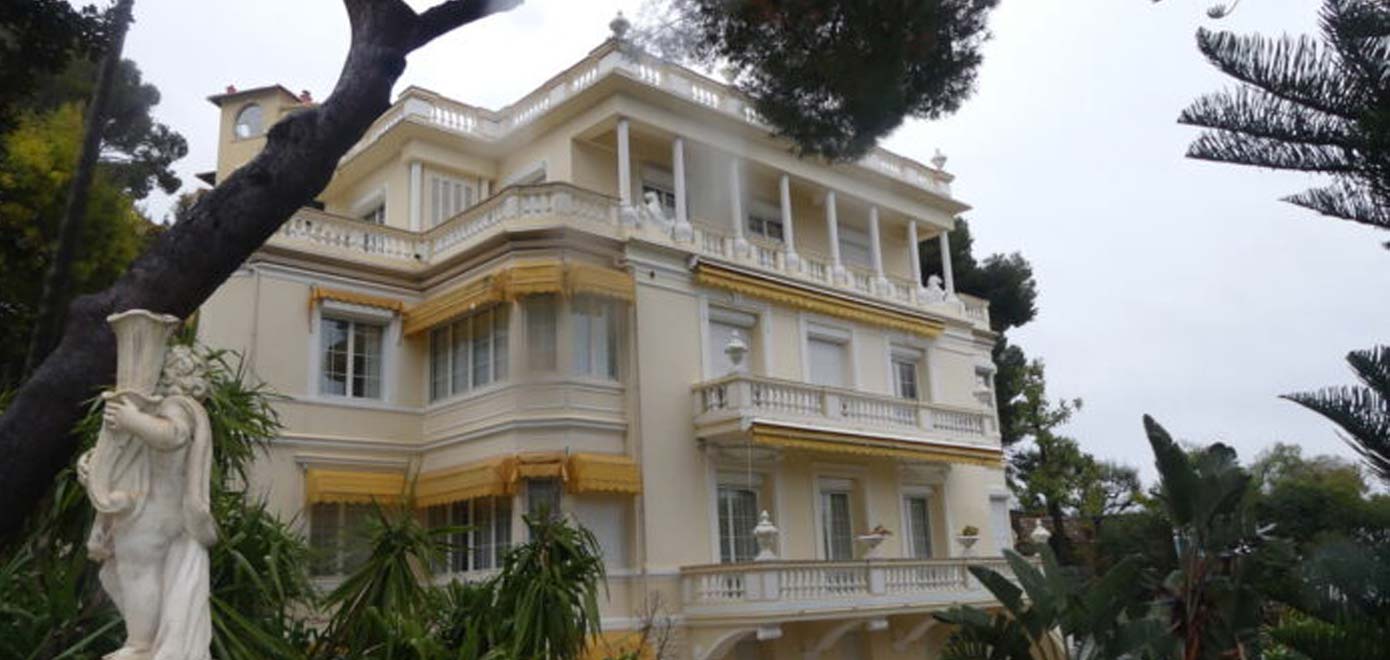 Maison de prestige à Cap-d’Ail avec architecture classique et terrasses, évaluée dans le cadre d’une expertise immobilière dans les Alpes-Maritimes