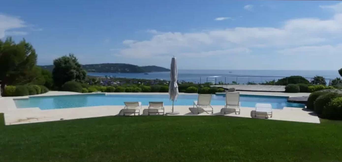 Propriété de prestige à Saint-Tropez avec piscine à débordement et vue mer panoramique, objet d’une expertise immobilière dans le Var